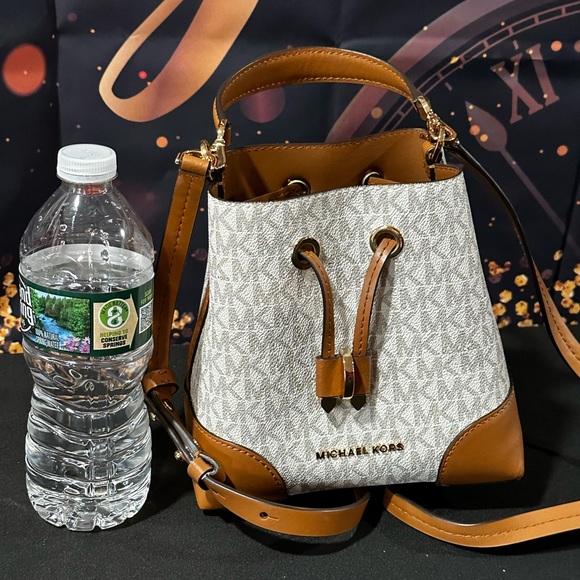 Michael Kors Mercer Gallery XS Convertible Bucket MK - Picture 10 of 11